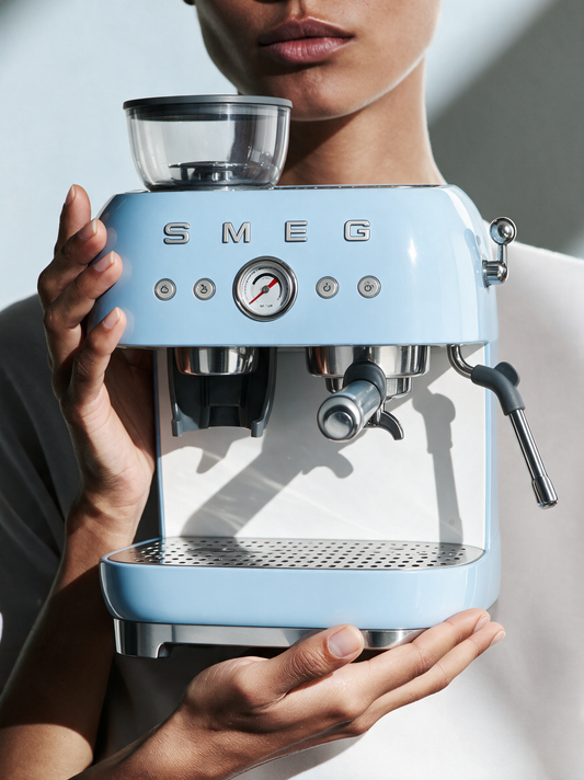 Espresso machine with built-in grinder